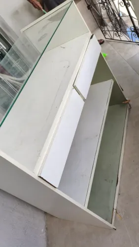 Balcão vitrine, Expositor comercial branco.
