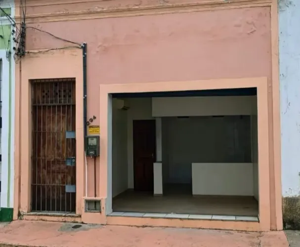 Aluga-se Sala Comercial, com Lavabo.