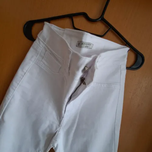 Calça Branca JeansWear <br>Tamanho 38<br>R$ 25,00<br>Retirada em Águas Claras