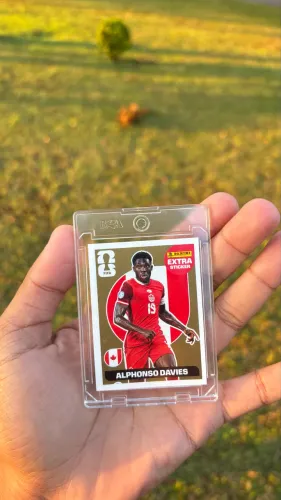 Alphonso Davies Gold Extra Sticker Copa do Mundo 2026 Panini Rara