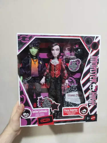 Bonecos Kieran Valentine & Spelldrom Cauldronello - Monster Highs Skullector (LEIA)