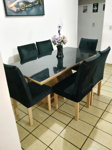 Mesa de Jantar 6 Lugares com Tampo de Vidro Preto + 6 Cadeiras Estofadas