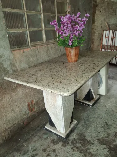 Mesa de janta em granito (Ocre Itabira)