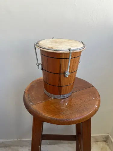 Tambor Artesanal de Madeira com Pele Natural - Decorativo e Funcional