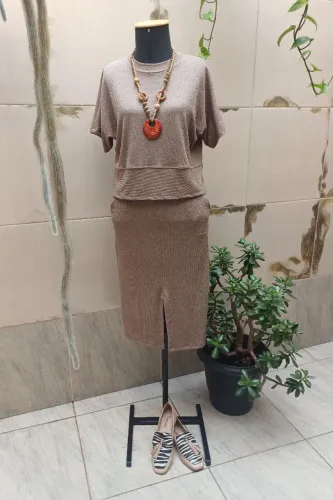 Conjunto blusa e saia tam M