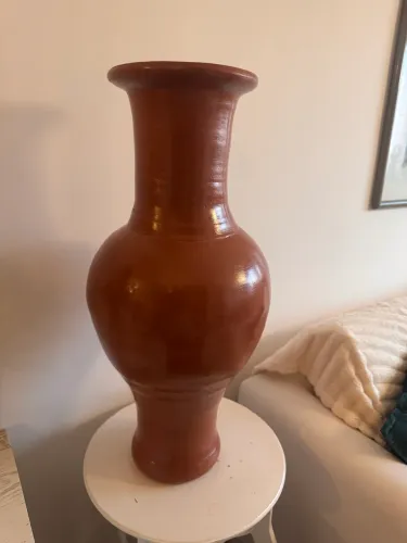 Vaso de barro com acabamento em Resina