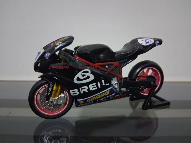 Miniatura Maisto Superbike SBK Ducati #21 Vitorino Guareschi Escala 1/18 - Faltando bolha