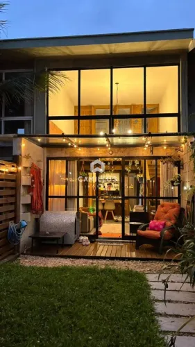 Casa com Mezanino e Pátio na Frente e Fundos a 5 Min das Praias por R$ 790.000 - Campeche 