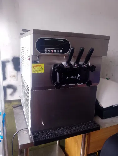 Maquina de fazer sorvete igual a do mc na garantia ainda