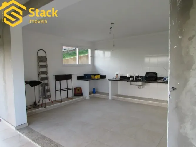 Maravilhosa residência Condomínio Chácaras de Campo Verde, situada na Cidade de Campo Limp