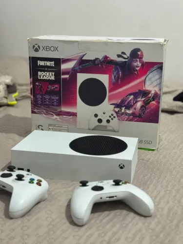 Xbox series S em perfeito estado + 2 controles
