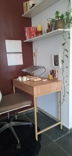 Linda Escrivaninha com Gaveta. MDF com Base e Puxador Metálico Dourado