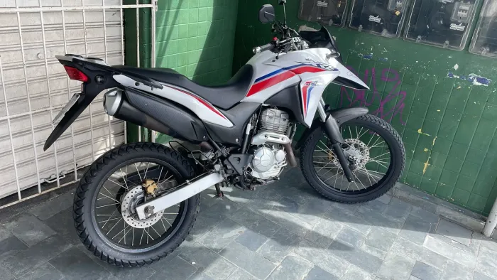 Moto pra pessoa exigente revisada nunca deu defeito vou vender porq quero compra um carro