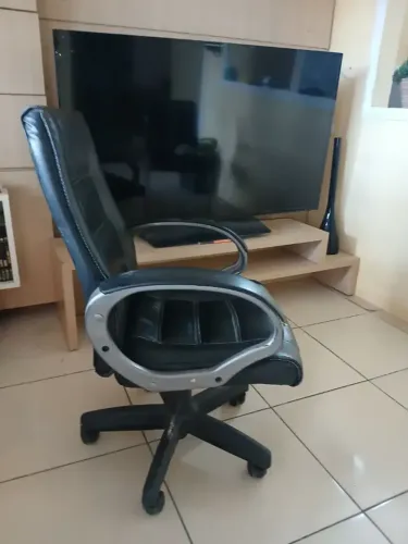 Cadeira de escritório em couro!!