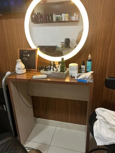 Bancada com espelho para salão de beleza.