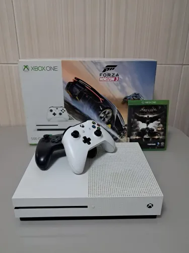 Xbox One S - Kit Completo com Caixa, 2 Controles e Jogo Batman