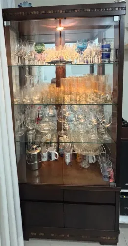 Conjunto de sala de jantar: Duas Cristaleiras e 1 Buffet em madeira maciça