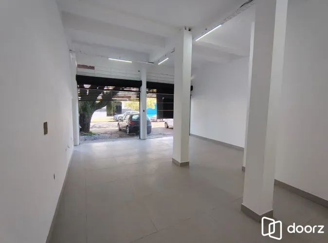 Vende-se loja com 100 m² - Floresta