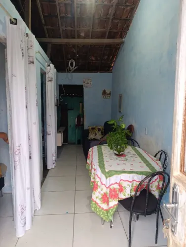 Casa, na principal da rua. 