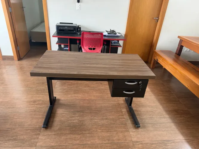 Mesa de escritório semi nova