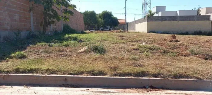 Venda de Terreno / Padrão na cidade de Araraquara