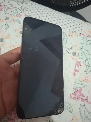 Celular M15 5G com tela quebrada
