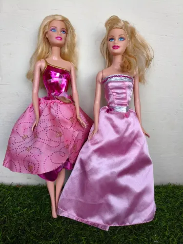 Duas Barbies com defeitos