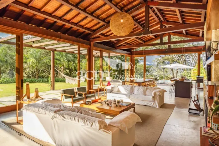 Exclusividade ACM Imóveis. Charmosa e impecável casa com estilo clássico