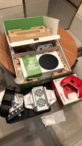 Xbox Series S - c/ 2 Controles 