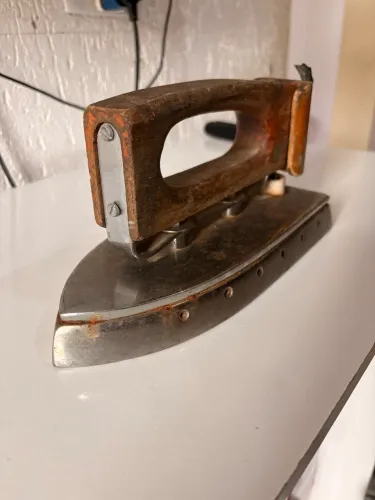 Ferro de passar roupa antigo