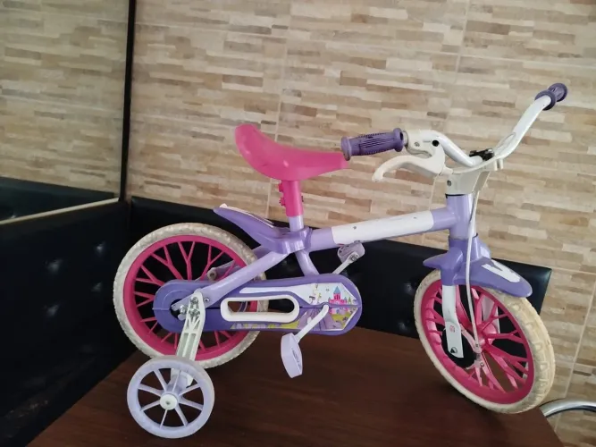 Bicicleta infantil feminina aro 12, com rodinhas.<br>*R$100*<br>*Retirada:* Gama Oeste