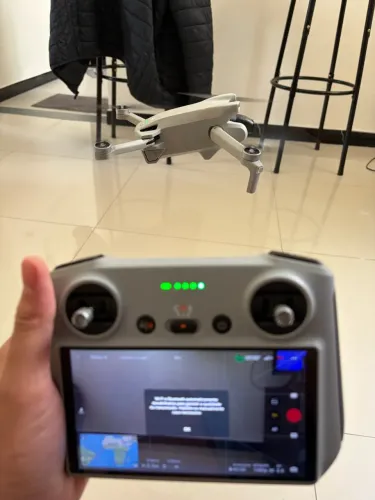 Drone DJI Mini 3 com controle com tela (RC)