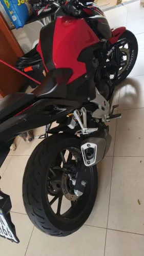Moto muito conservada nada pra fazer só pega e roda