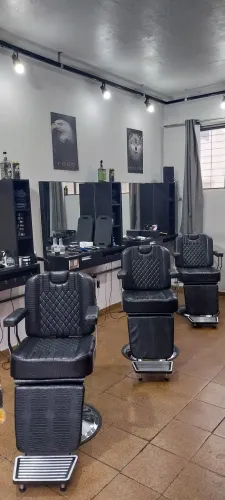 Vendo 3 cadeiras de barbearia e um lavatório semi novos