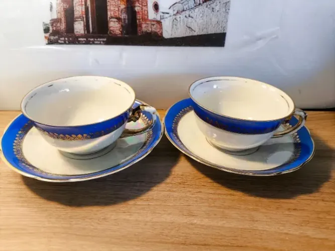 2 xícaras de chá porcelana real azul cobalto, detalhes em ouro e fundo furta-cor