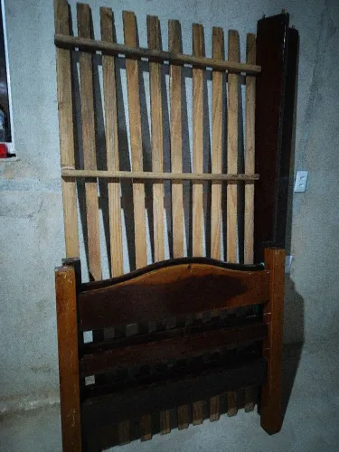 Cama de solteiro de madeira