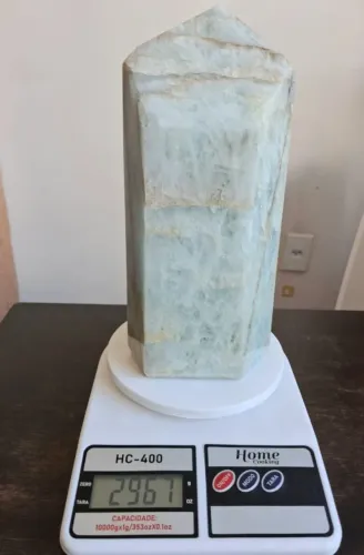 Ponta Água-Marinha Peso: 2,965 kg. Tamanho 23cm altura 29cm diâmetro.