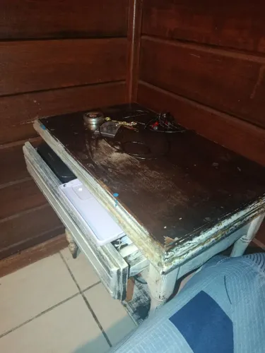 Mesa de cabeceira de madeira