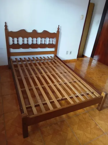 Vendo Cama de Casal Estilo Colonial Clássica <br>De Madeira Maciça