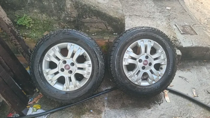 Vendo pneu aro 15 205/70