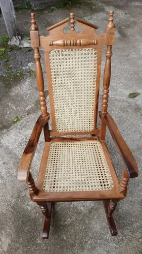 Cadeira de balanço antiga