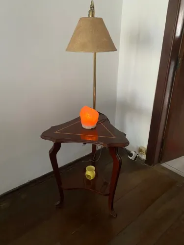 Aparador mais duas cadeiras mais uma mesa  com abajur 