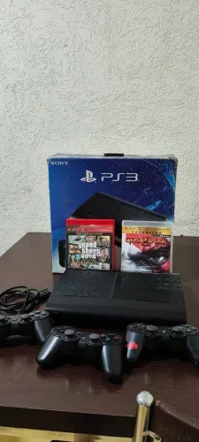 PS3 super slim na caixa original com 3 controles e 2 jogos.