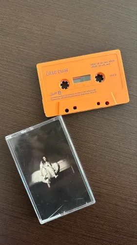 Billie Eilish - WHEN WE ALL FALL ASLEEP (orange cassette) 