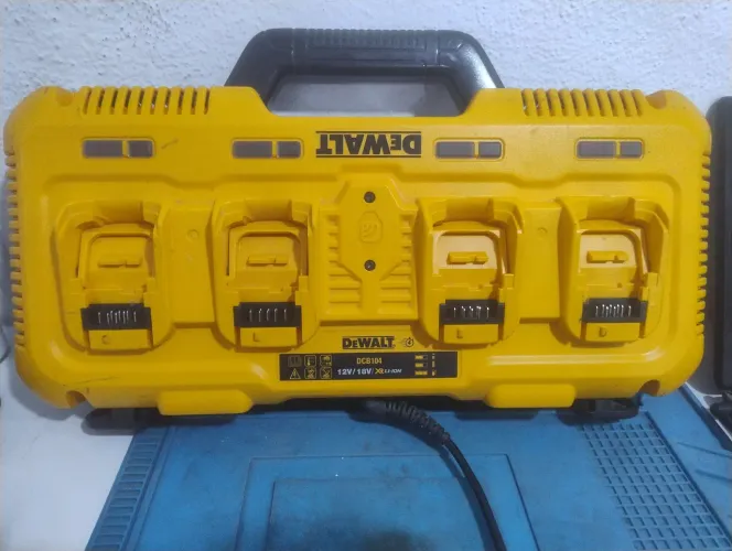 Carregando de bateria DeWALT para 4 bateria