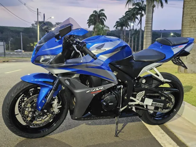 CBR 600RR baixa quilometragem