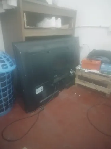 Vendo televisão ela desliga sozinha quero 300 reais nela vindo buscar. Moro no sj