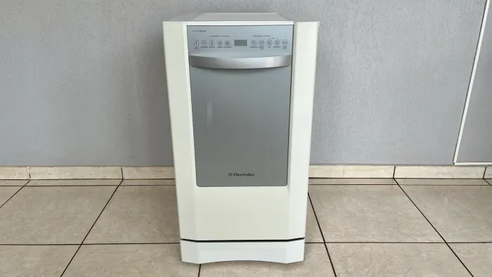 Lava Louças Eletrolux LE09B 9 Serviços Semi Nova Branca