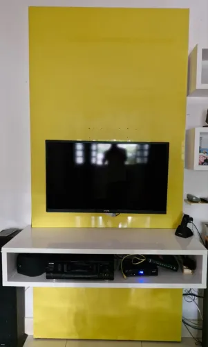 Painel em fórmica amarela para TV, vertical, 260x120cm, c/ nicho de 25cm (h)x 50 (p)