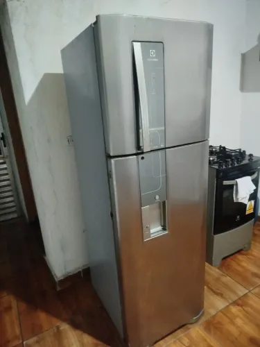 Geladeira Eletrolux DW42X-Não está gelando, liga normalmente